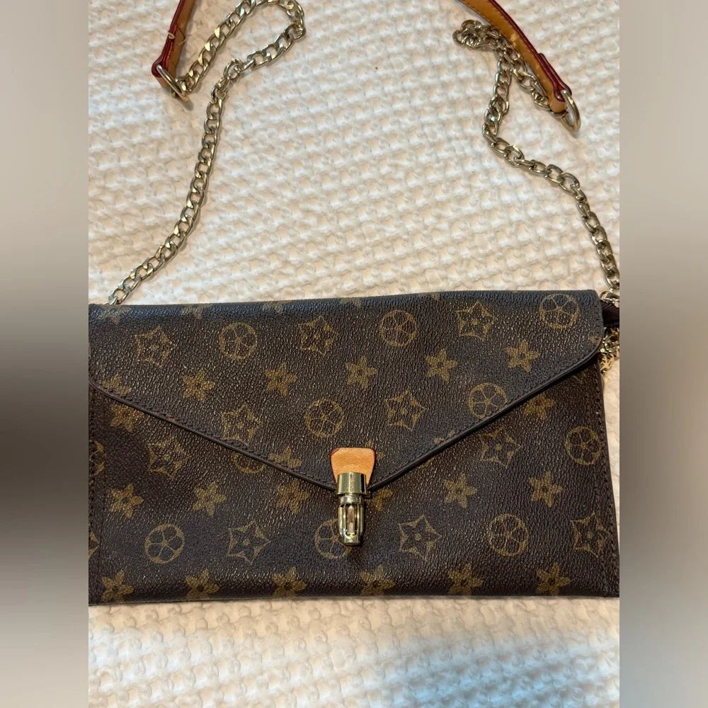 Kadiou Brown Patterned Clutch with Gold Chain Strap - Picture 2 of 8